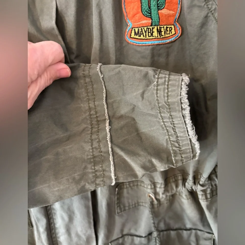 CHARLOTTE RUSSE women's army green jacket‎ Full zip w/snaps Large Raw Hem